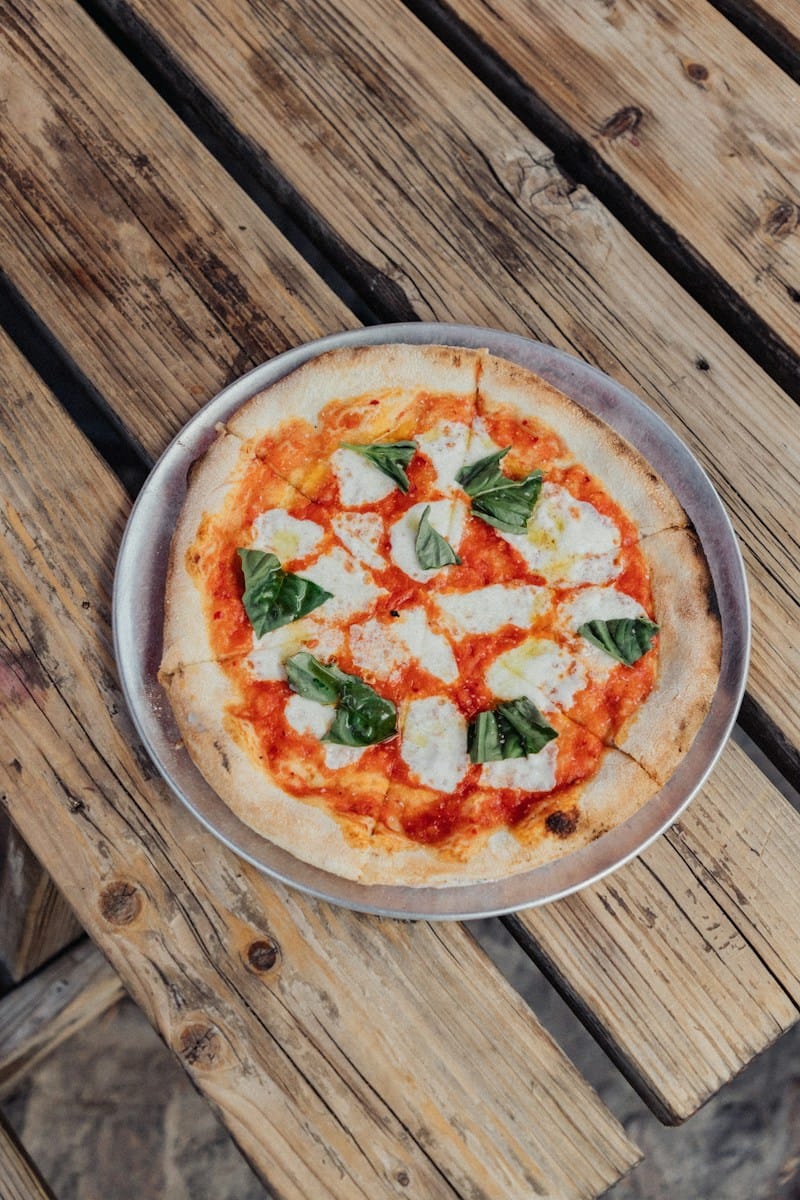 Pica margerita na leseni mizi